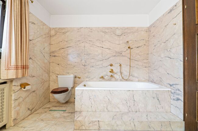 Marmorbadezimmer der Elternsuite